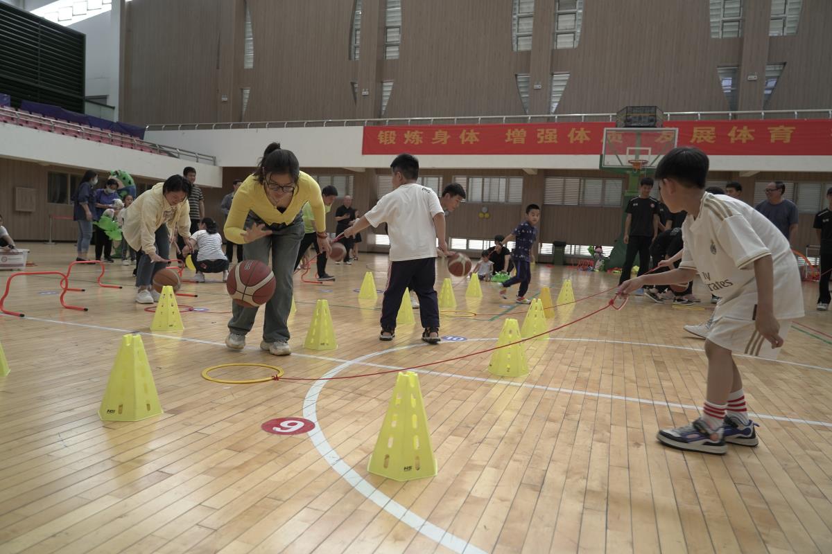 親子集體游戲小螞蟻運球.jpg
