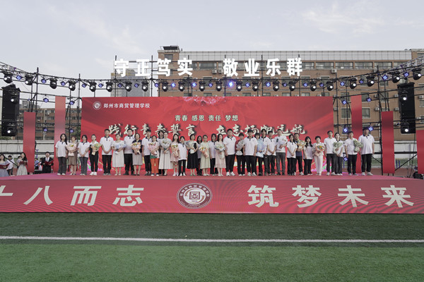 學(xué)生家長參與成人禮活動_副本.jpg