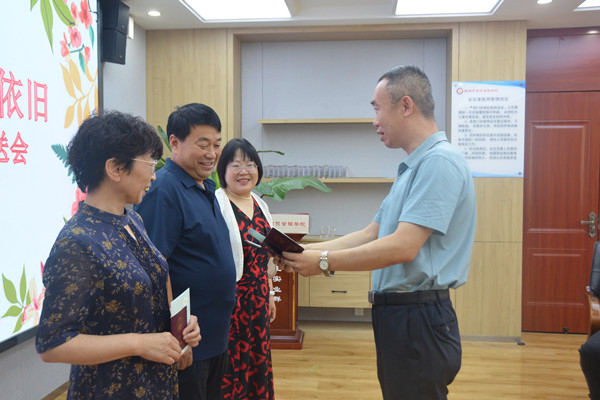 學校黨總支書記、校長馬海峰為退休教師發(fā)放退休證.jpg