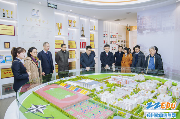 參觀學(xué)校校史館 (2)_副本