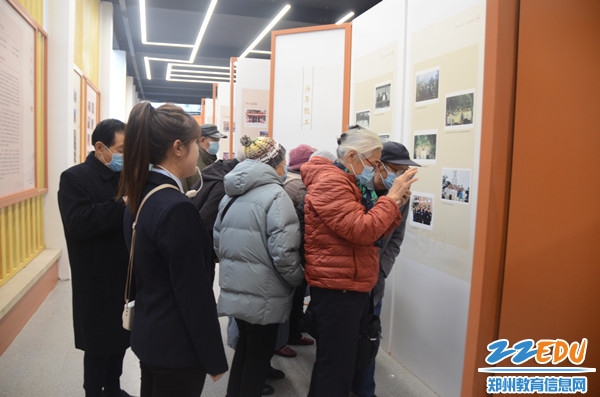退休教師在校史館駐足回憶_副本