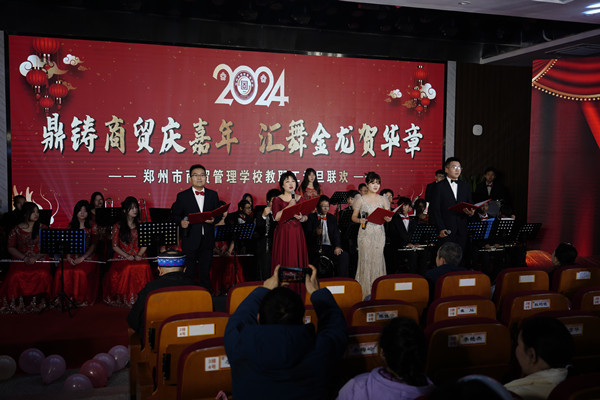 主持人宣布聯(lián)歡會開始_副本.jpg