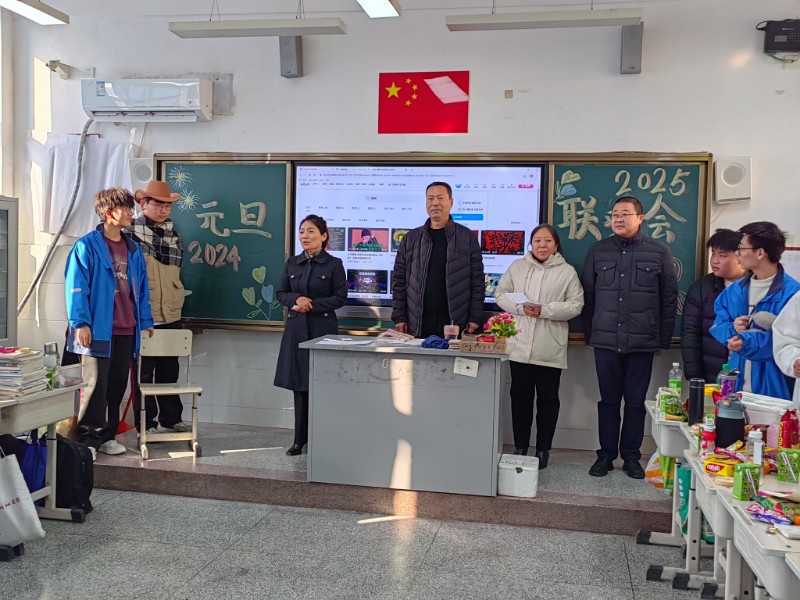 學(xué)校校長(zhǎng)陳紅霞為學(xué)生送祝福.jpg