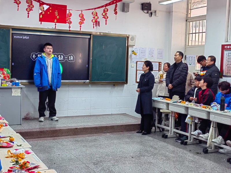 學(xué)校校長(zhǎng)陳紅霞觀看學(xué)生表演.jpg