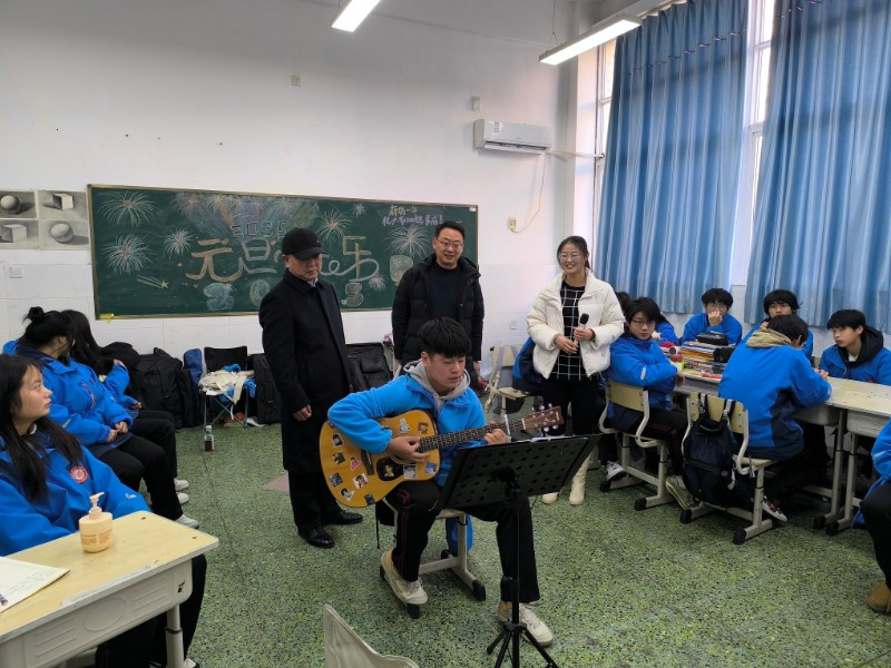 學(xué)校工會(huì)主席張震觀看學(xué)生表演.jpg