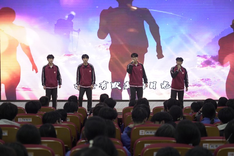 學(xué)生代表現(xiàn)場演唱歌曲《奔跑》.JPG