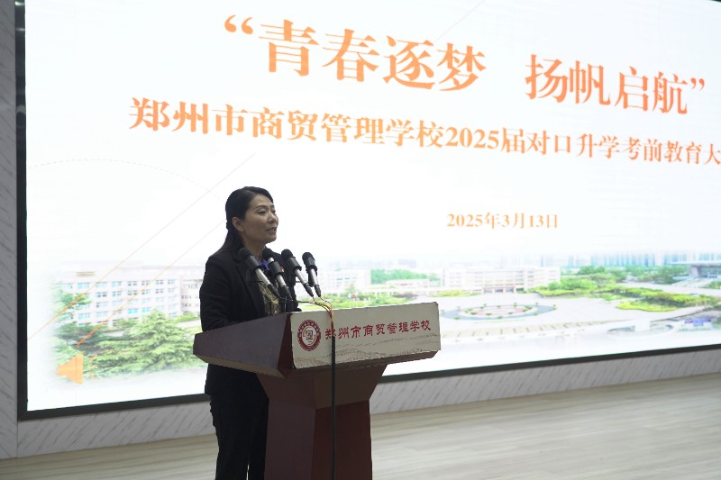 校長陳紅霞向同學(xué)們提出希望.JPG