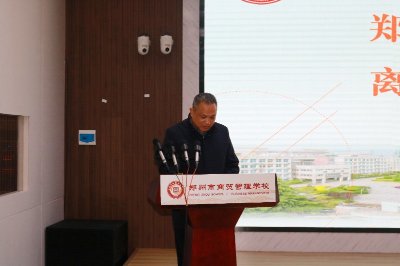 1761614521633471.jpg 學(xué)校辦公室王治平老師就離退休教師經(jīng)費收支情況作說明.jpg