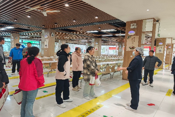 1761725072301078.jpg 餐廳負(fù)責(zé)人介紹餐廳情況.jpg